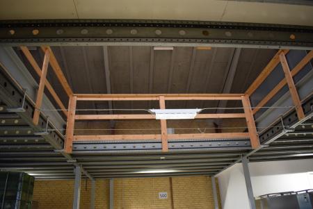 Indskudt dæk til 1. sal med trappe, ca 100 m2 + 15 m2 kontor. - bæreevne pr. m2 1000 kg.