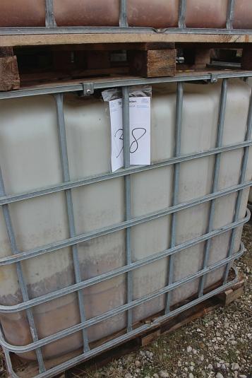4 pcs 1,000 liter pallet containers having contained Chemistry