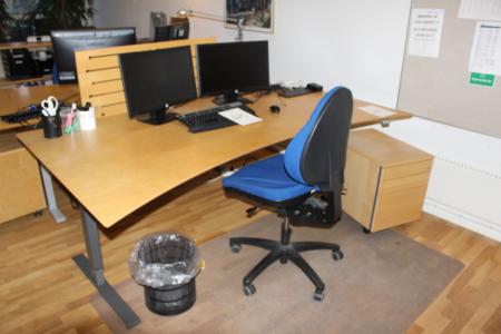 Hæve/sænkebord  + kontorstol + 2 stk. skuffereol med indhold + 4 stk. reoler + witheboard + opslagtavle