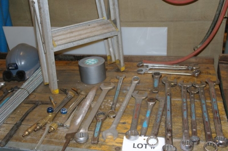 Work bench with two drawers