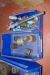 (2) fag stålreol med indhold: fastnøgler + topnøgler + værktøj på gulv
