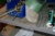 (2) fag stålreol med indhold: fastnøgler + topnøgler + værktøj på gulv