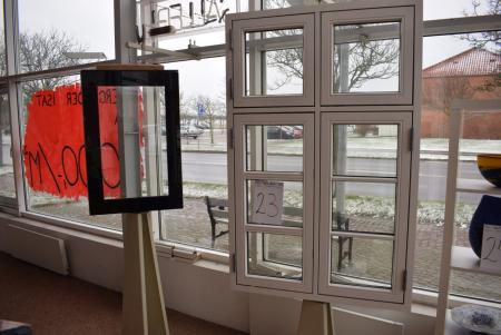 2 stk. udstilling vinduer, B 59,5 x H 89,5 cm og B 89,5 x H 140 cm 