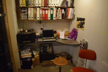 Wand befestigter Schreibtisch, 2 Bürostühle, Ottomane auf Rädern, Heizlüfter, Drucker markiert. Canon, maxify mb5050, Laptop mrk. Fujitsu mm. (- Firma Einrichtungen)