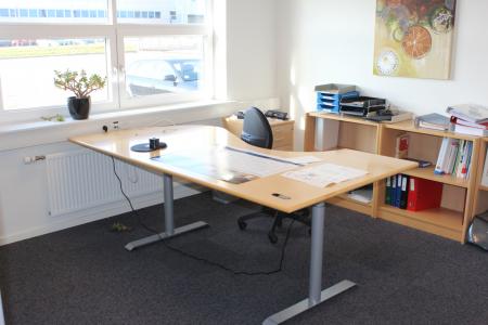Kontor, med hæve/sænkeskrivebord, whiteboard, reoler, kontorstol + div. Kontorartikler 