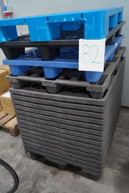 19 plastic pallets