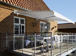 Awning. Model CA 4000 is a semi-enclosed quality awning with motor, remote control, 300x250 cm with white frame / naturecoloured