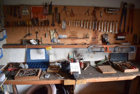 Content on the wall and table, vise, Swedish keys, screwdrivers etc.