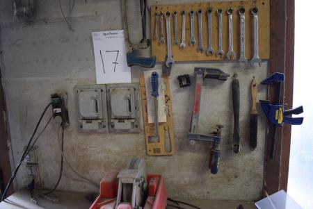 Bench sander, grinder + content on the wall, 