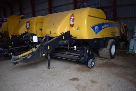 Big balers marked. New Holland BB9080, bale wagon with weight