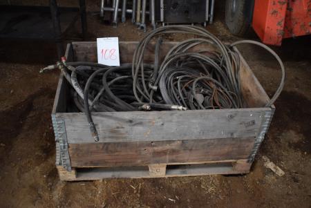 Pallet with various hydraulic hoses mm.