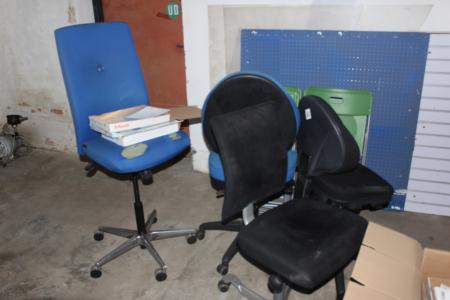 4 pcs. office chairs + div. at the wall