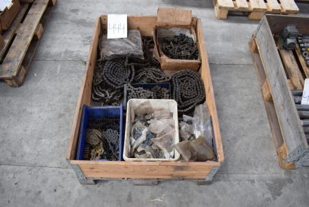 Pallet with various chains