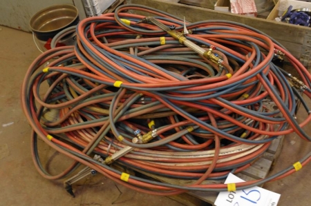 Pallet with oxygene and acetylene cables