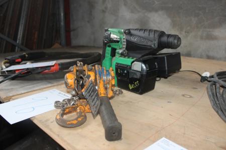 Tractor + Hitachi percussion drill with extra battery and tested ok.