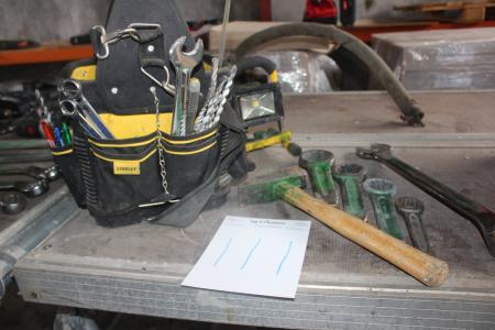 Stanley fatmax værktøjstaske med værktøj + fastnøgler og lampe defekt.