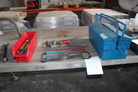 Bor + diverse værktøj + værktøjskasse.