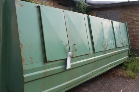 Lukket container til affald i ok stand til Krog og Wirehejs. L*B*H  600x245x227 cm. Bredde på vange center til center 115 cm