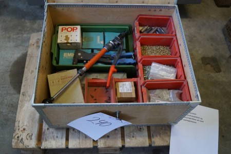 Assortment of well-ordered pop rivets / Thread pennants and rose screws / nuts observe appropriate tools / dorner.