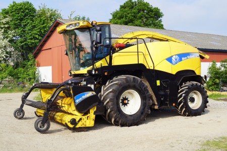 NEW HOLLAND FR 9050 Snitter 600 HP Year 2009 Very well maintained machine 1912 average hours. Engine upgraded to 600 hp. 3 m pickup. 8 rowed corncakes and corncraker