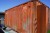 20 fods lukket skibscontainer med reolopbygning og klargjort til lys 