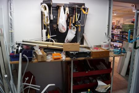 Arbejdsbord med skruestik værktøj + reol med diverse skruer bolte gardintilbehør med mere. Besigtigelse anbefales der kan være tom emballage imellem