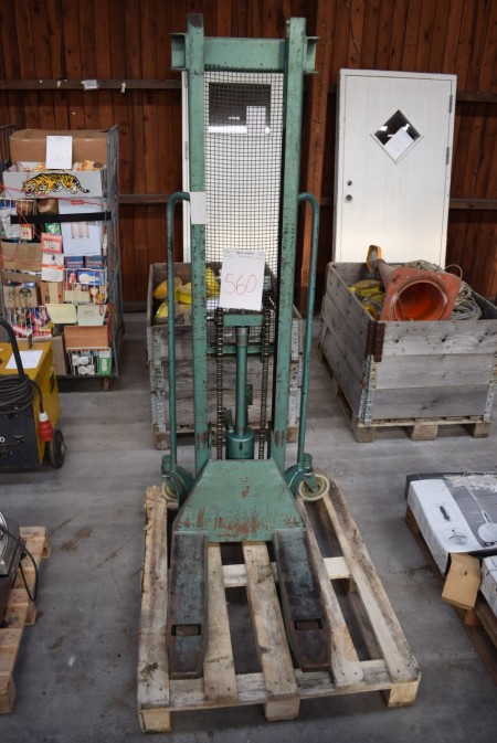 Hydraulic height promises manual to 1/2 pallets