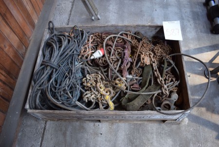 Palle med diverse kæder, wire, kabler, reb m.m.