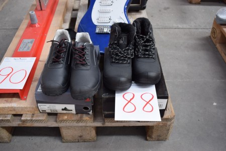 2 pairs of safety shoes Str. 42 +43.