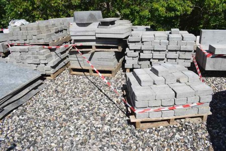 4 pallets paving stones about 12 m2 + 2 pallets with tiles 30x30 - 50x50 cm