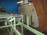 Forhøvlelinie (lamelhøvl), bestående af: Afstabler fra pakker med afstabling af pakker fra 2 positioner, Dimter nr. 89257, Komm. 6506/1 årg. 1995. Til lift nr1 (8t) via 4 stk. tværkæder. Til lift nr. 2 (8 t.) via drevet rullebane (komm. 6503/2 1,5 m. Joulin dobbelt vakuum åg på travers dækkende begge lifte, aflægger emner på hæve/sænke arme 7 stk., tværtransport med remme til tværkæder med nokker for separering, tværkæder, drevet rullebane med drevet overtrykshjul for indtransport i høvl; Kupfermühle firesidet høvl 400 x 100 mm., årg. 1984 type ikke fundet; 7m udløbsrullebane med 