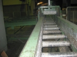 Forhøvlelinie (lamelhøvl), bestående af: Afstabler fra pakker med afstabling af pakker fra 2 positioner, Dimter nr. 89257, Komm. 6506/1 årg. 1995. Til lift nr1 (8t) via 4 stk. tværkæder. Til lift nr. 2 (8 t.) via drevet rullebane (komm. 6503/2 1,5 m. Joulin dobbelt vakuum åg på travers dækkende begge lifte, aflægger emner på hæve/sænke arme 7 stk., tværtransport med remme til tværkæder med nokker for separering, tværkæder, drevet rullebane med drevet overtrykshjul for indtransport i høvl; Kupfermühle firesidet høvl 400 x 100 mm., årg. 1984 type ikke fundet; 7m udløbsrullebane med 