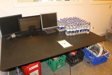 Schreibtisch 180 x 90 mit 3 Stück Bildschirme + dänisches Wasser + Verschiedenes auf dem Boden