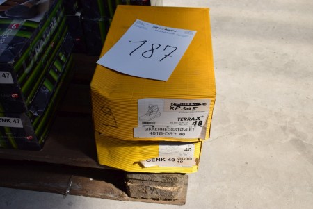 2 pairs of safety shoes Str. 47 + 48