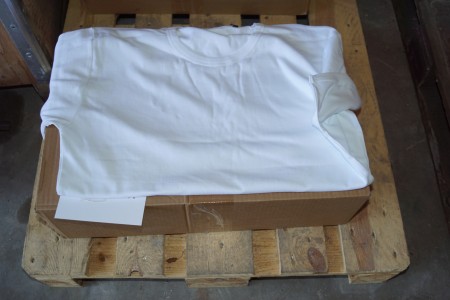 En kasse med T-shirts hvid, 4 XL - 20 stk.