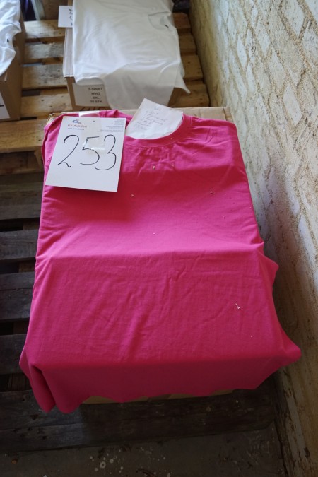 Eine Schachtel mit Arsch. T-Shirts in mehreren Farben.