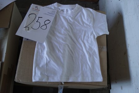 En kasse T-shirts ass. størrelser 2 - 14 år og flere farver.