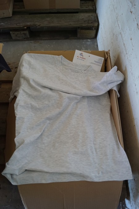 Eine Box T-Shirts Größe S - 16 Stück, Größe XS - 16 Stück. ass. Farben.