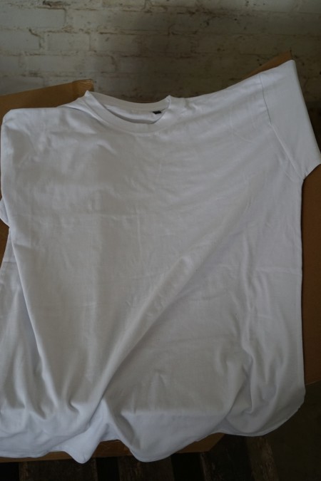 Eine Box T-shirts Größe L, ass. Farben ca. 50 Stück