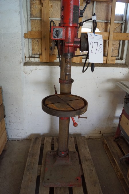 Pillar drill on foot (not tested) H: 165 cm.