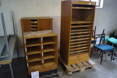 3 pieces of jalousie, 1 with shelves H: 87 B: 63 D: 43 cm. 1 with drawers, H: 112 B: 75 D: 46 cm. 1 Jalousi cabinet with drawers, H: 152 B: 66 D: 51 cm ._x000D_ 