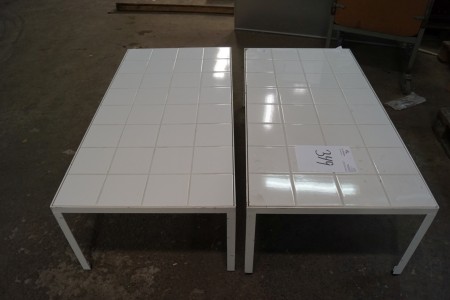2 stk. borde med hvide fliser, L: 120 B: 60 H: 40 cm.