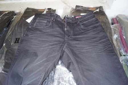33 Paar Huzar Jeans, in Originalverpackung, Standard. Preis pro Paar, DKK 500 (siehe Größen auf den Bildern unten)