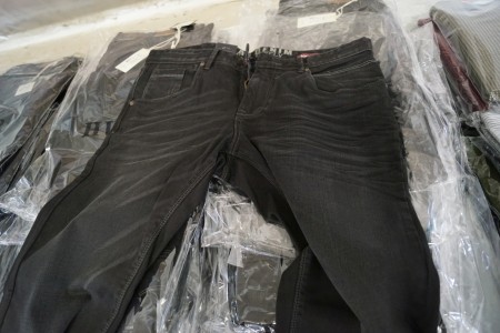 33 pairs of Huzar Jeans, in original packaging, standard. price per pair, DKK 500 (see the sizes on the pictures below below)