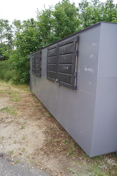Lukket container for kroghejs, L: ca. 5,5 B: ca. 2,45 H: ca. 2,1 m.