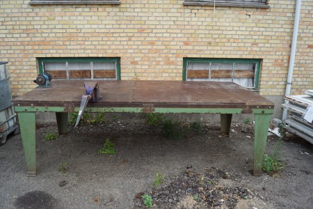 Arbejdsbord med skruestik, bænksliber, L: 280 B: 130 H:  90 cm.