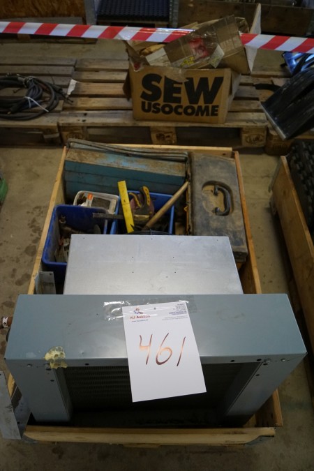 Palle with empty toolbox, toolbox with contents, various fittings and screws. Heat fan ALTECH H 55 B65 D 45