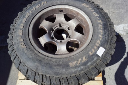 4 wheels with rims, mrk. BF GOOGRICH 235/75 / R15, 6 sleeve, hub size: 108 mm. fits NISSAN / TOYOTA