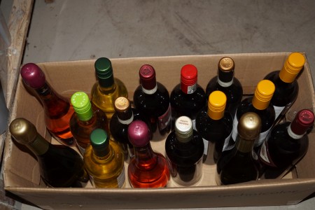 16 flasker Rødvin, hvidvin og mousserende vin 70 cl 