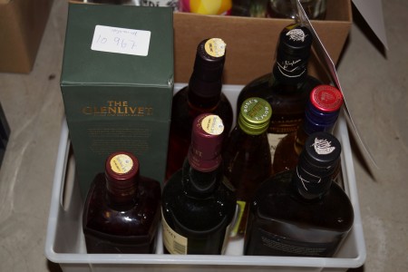 8 flasker Whisky, flere varianter + Cognac 70 cl. 